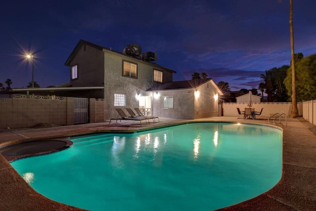 Vegas Hideaway~pool, Bar, Many Beds~near Strip Holiday home Las Vegas
