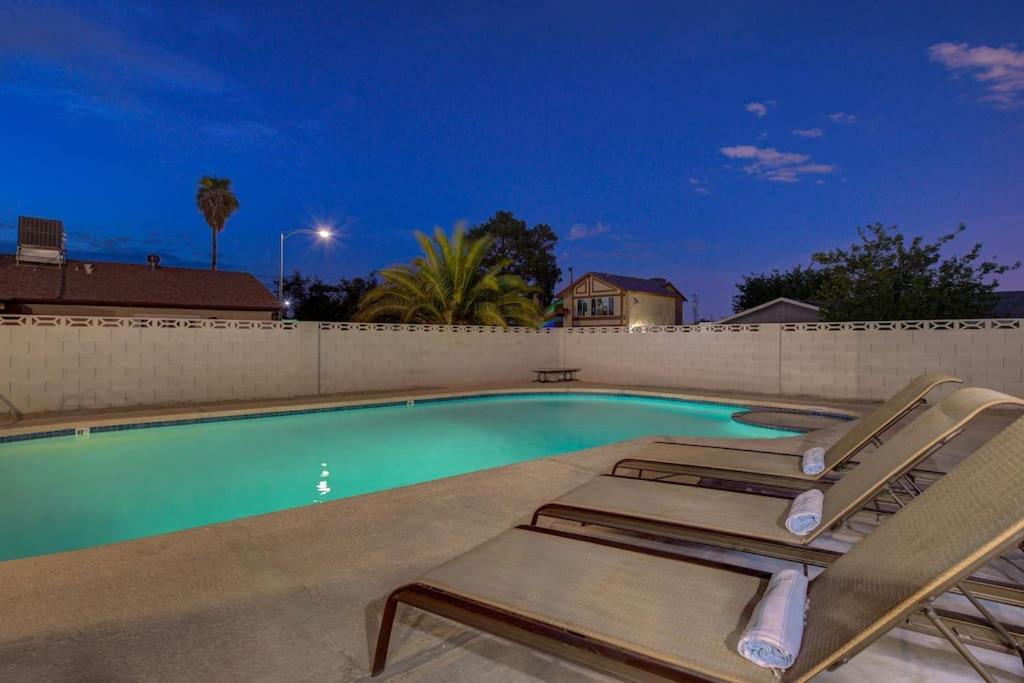 Vegas Hideaway~pool, Bar, Many Beds~near Strip Holiday home *