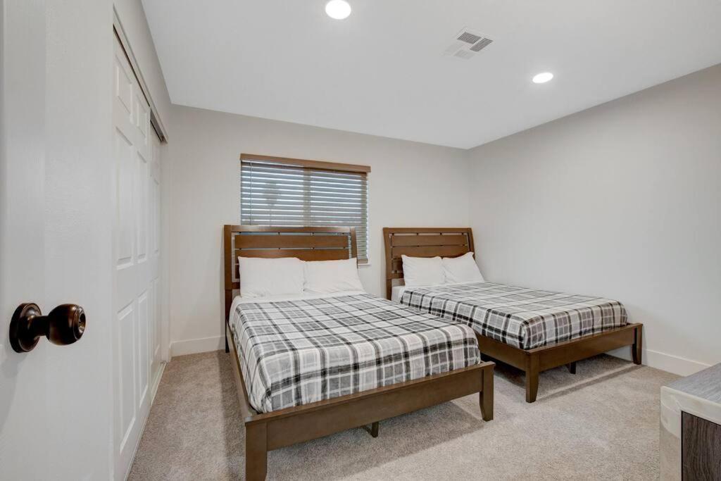 Vegas Hideaway~pool, Bar, Many Beds~near Strip Holiday home *