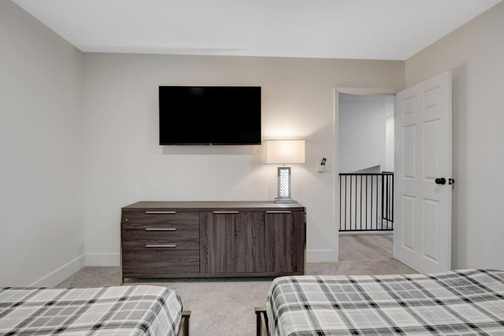 Vegas Hideaway~pool, Bar, Many Beds~near Strip Holiday home *