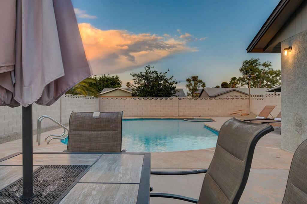 Vegas Hideaway~pool, Bar, Many Beds~near Strip *