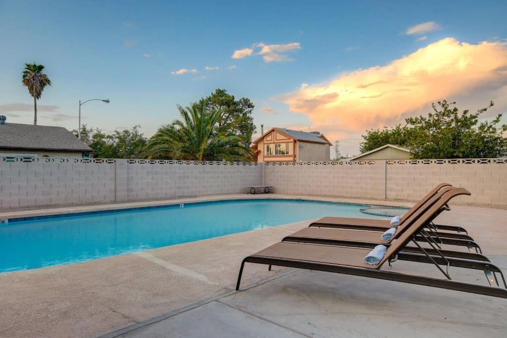 Holiday home Vegas Hideaway~pool, Bar, Many Beds~near Strip