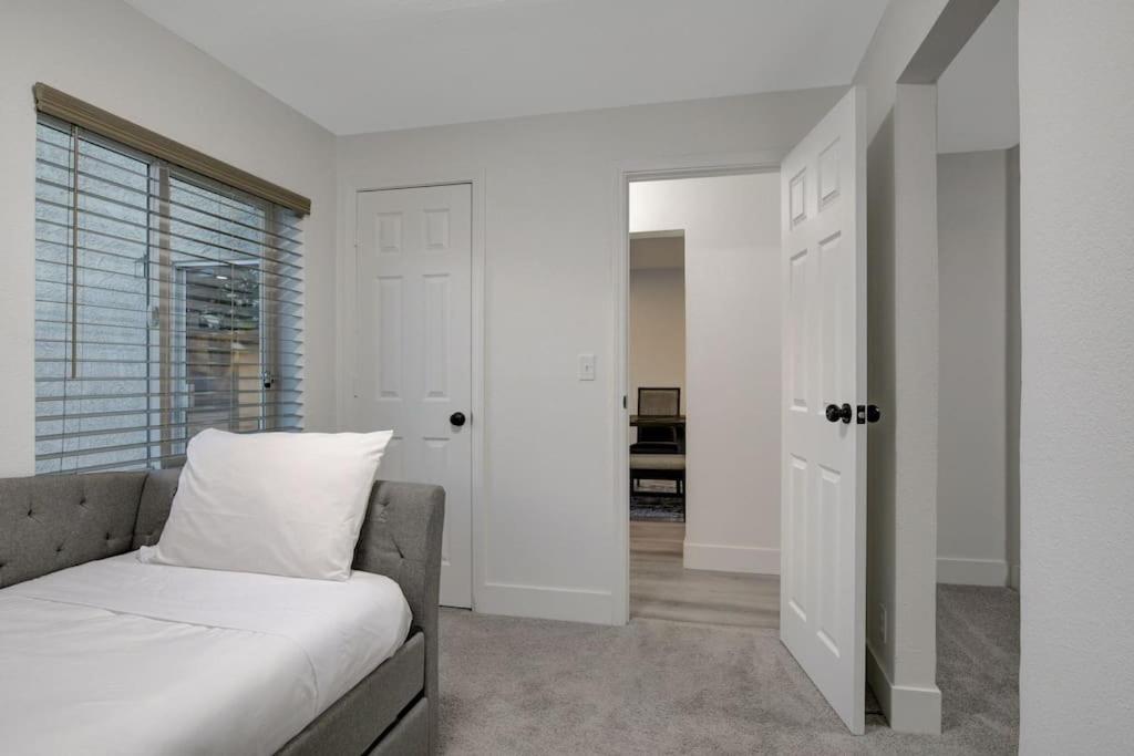 Vegas Hideaway~pool, Bar, Many Beds~near Strip Holiday home
