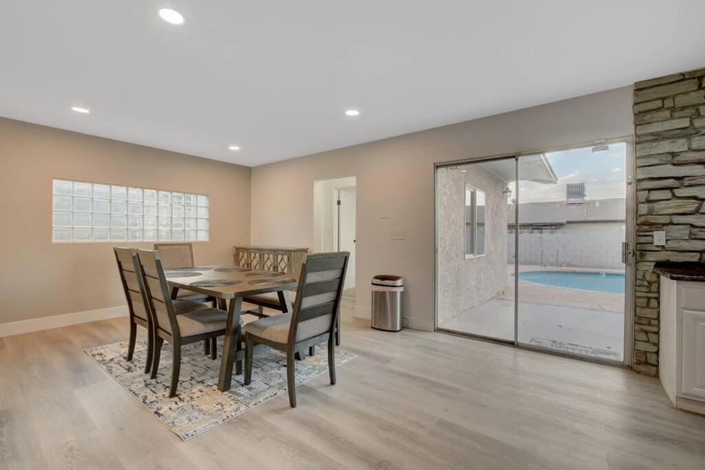 Vegas Hideaway~pool, Bar, Many Beds~near Strip Holiday home Las Vegas