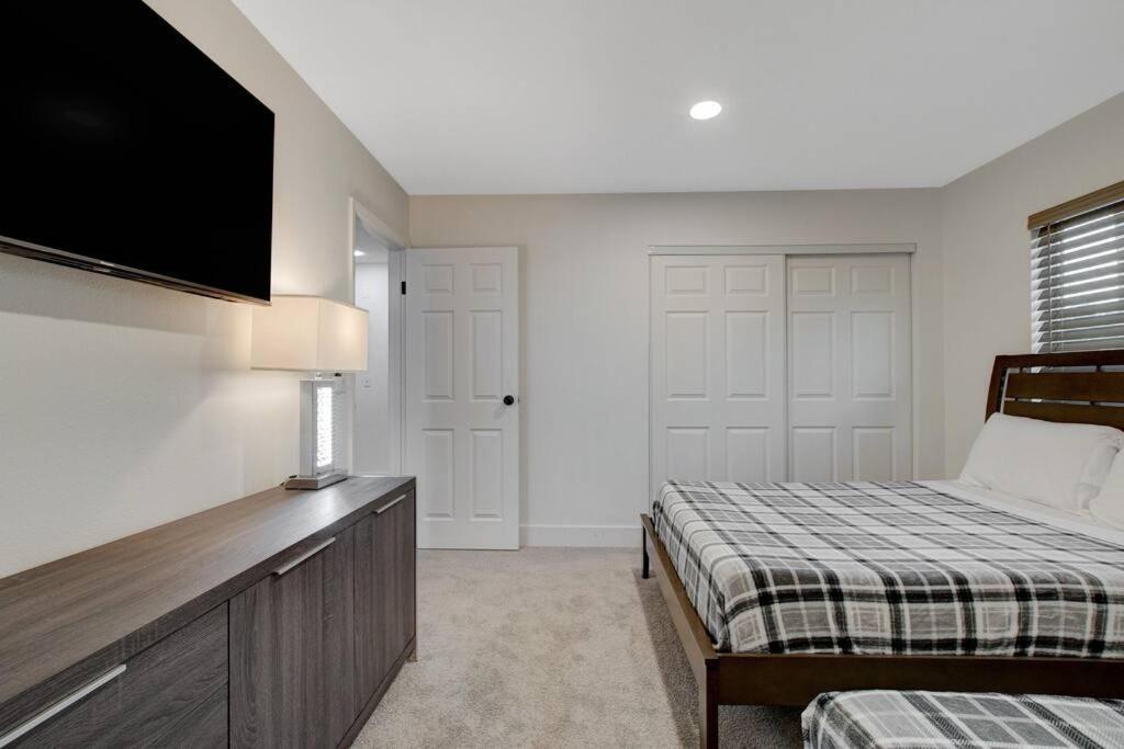 Vegas Hideaway~pool, Bar, Many Beds~near Strip *
