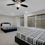 Vegas Hideaway~Pool, Bar, Many Beds~Near Strip