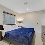 Vegas Hideaway~Pool, Bar, Many Beds~Near Strip