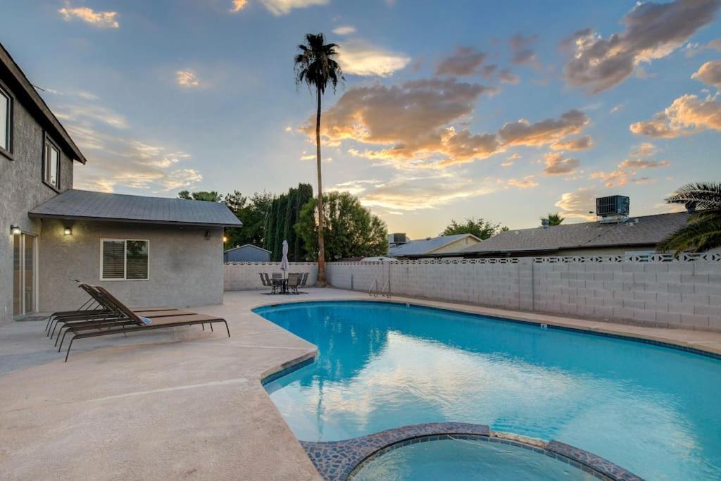 Vegas Hideaway~pool, Bar, Many Beds~near Strip