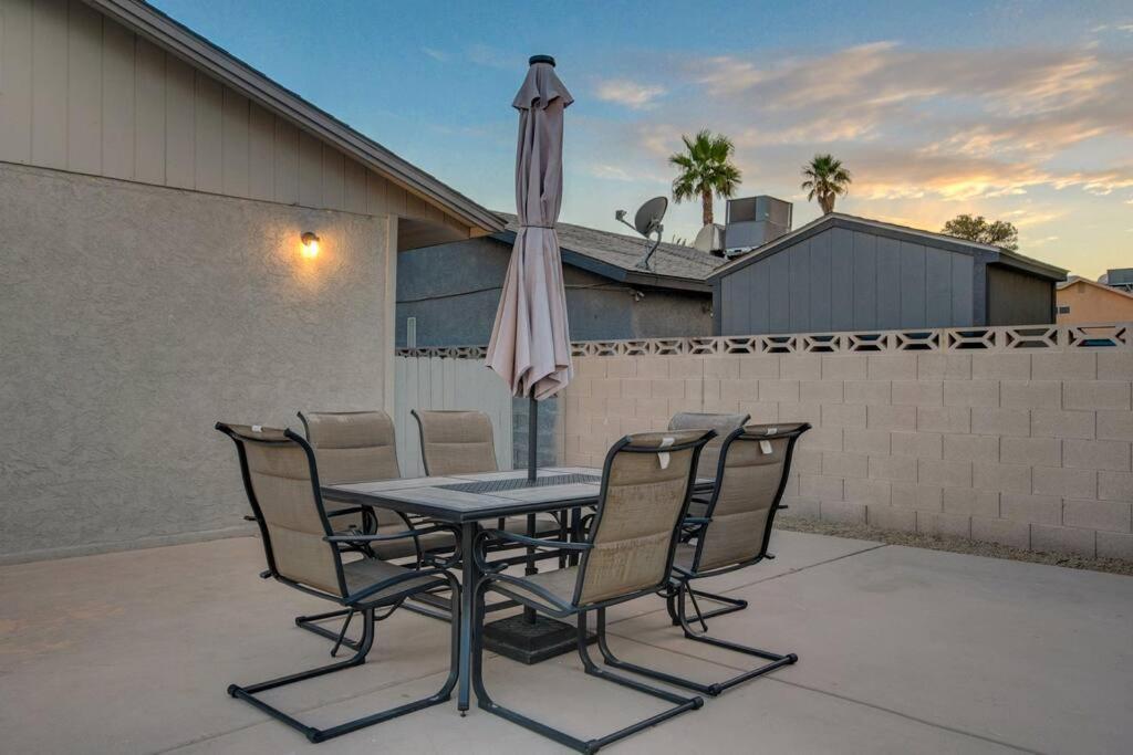Vegas Hideaway~pool, Bar, Many Beds~near Strip
