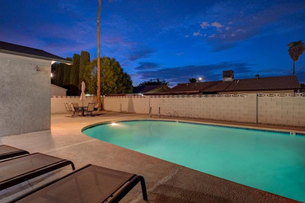 Vegas Hideaway~pool, Bar, Many Beds~near Strip