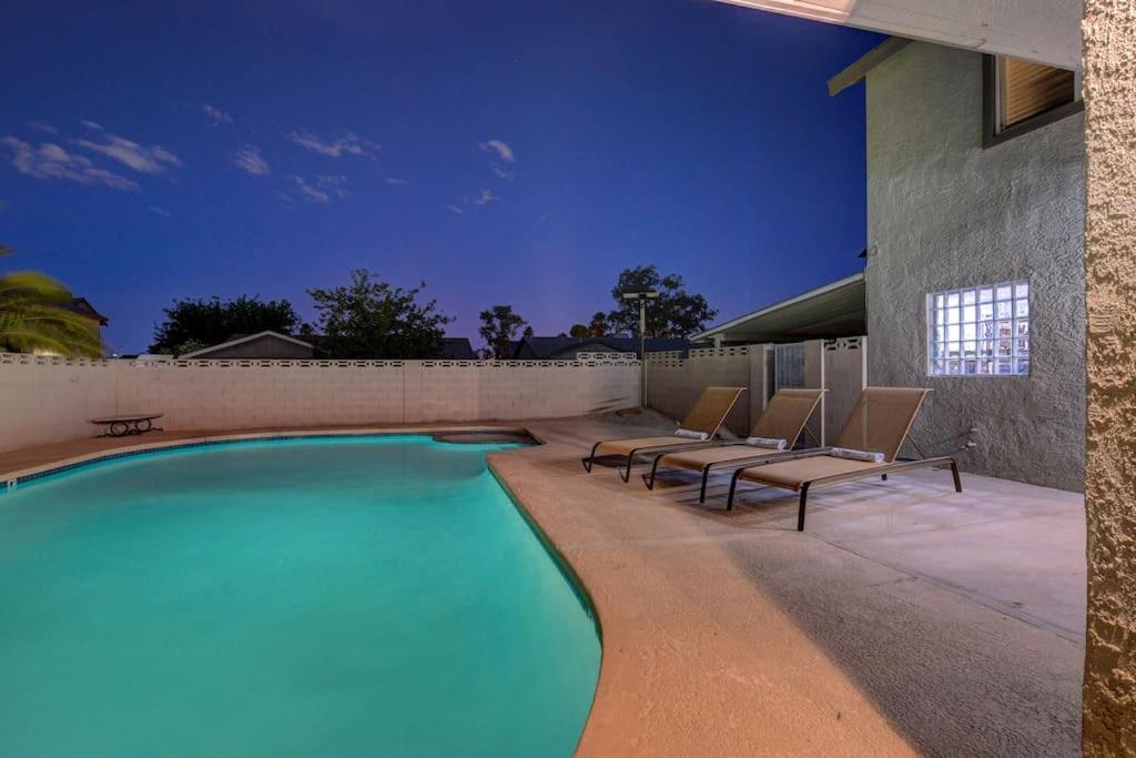 Vegas Hideaway~pool, Bar, Many Beds~near Strip